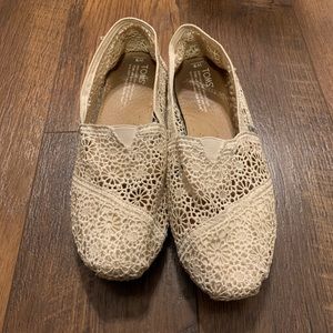 Cream crochet women’s Toms size 9